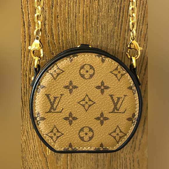 Bnwt Authentic Louis Vuitton mini Boite Chapeau Necklace, beautiful collectible - Picture 2 of 5